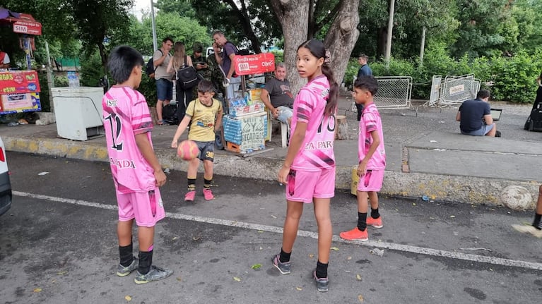 Niños venezolanos y colombianos en un partido por la paz en la frontera.