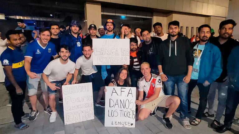No cesa el reclamo de los hinchas en Doha. Foto: Agustín Burgi/ElDoce.