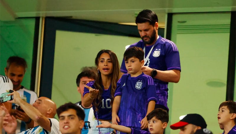 No es la primera vez que Mateo protagoniza una travesura en la tribuna.