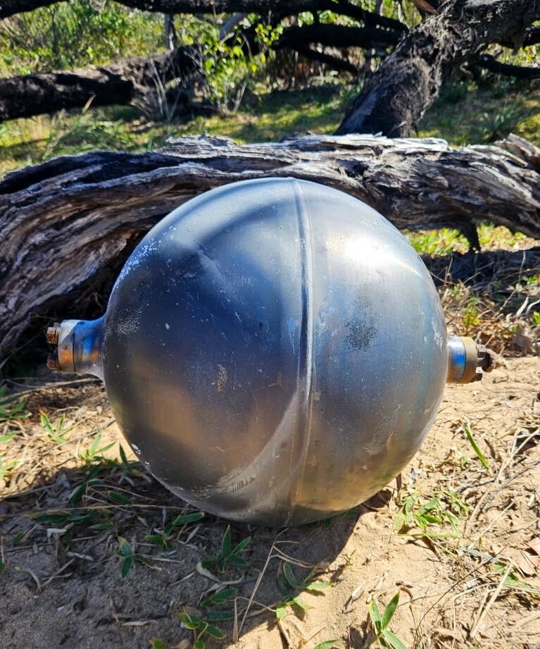 “No las toquen”: la advertencia por enigmáticas esferas metálicas que aparecieron en una playa