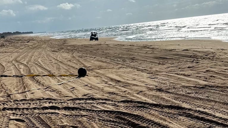 “No las toquen”: la advertencia por enigmáticas esferas metálicas que aparecieron en una playa