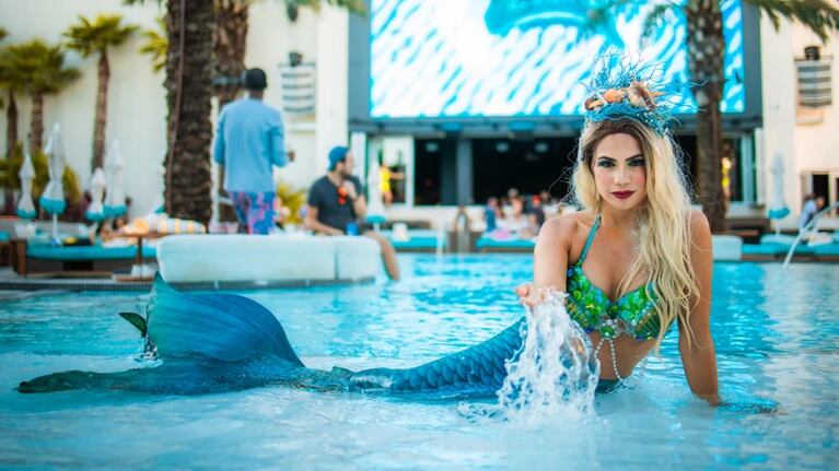 No sabía nadar y ahora trabaja como sirena: cobra en dólares y viaja por el mundo
