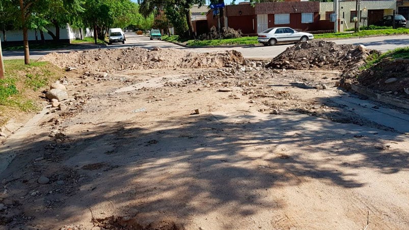 No sólo arruinaron la calle sino que interrumpieron el paso.