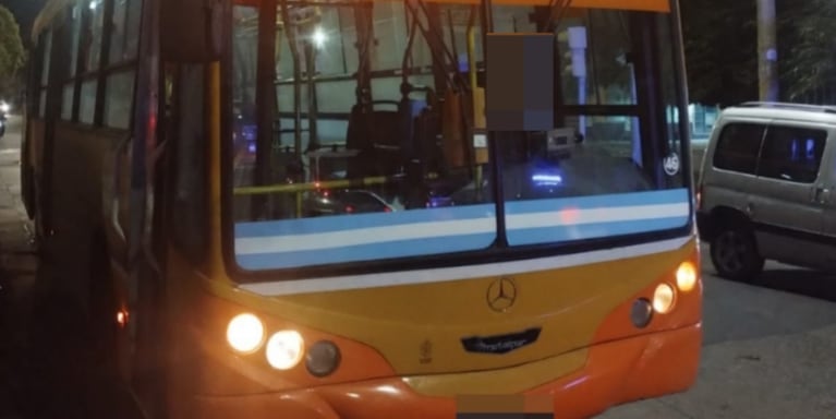 No tenía para pagar el boleto, el chofer se negó a llevarlo y lo agarró a trompadas: está prófugo