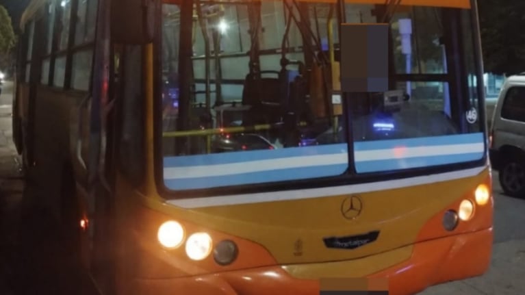 No tenía para pagar el boleto, el chofer se negó a llevarlo y lo agarró a trompadas: está prófugo