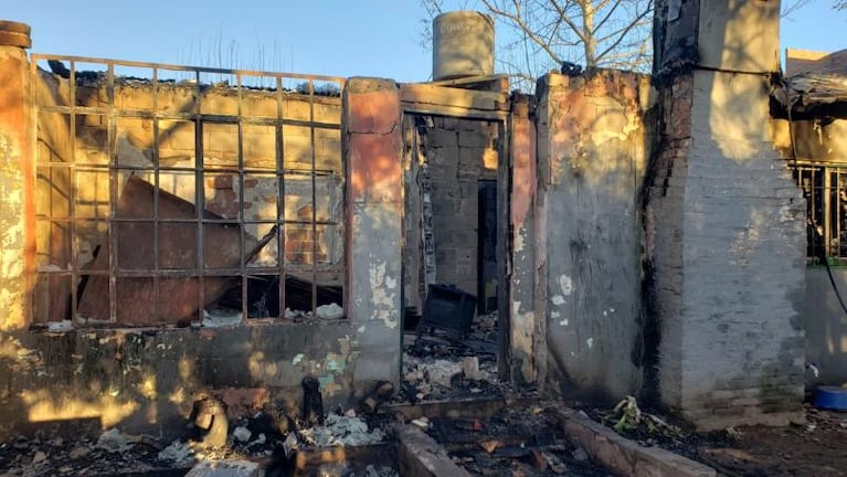 No tenían luz, prendieron una vela y se les incendió toda la casa