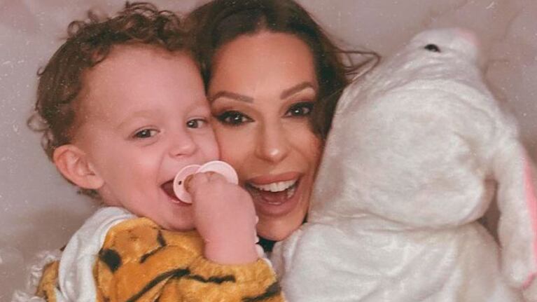 Noelia Marzol y su hijo Donatello.