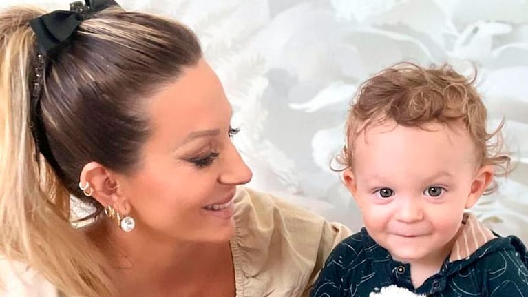 Noelia Marzol y su hijo Donatello.