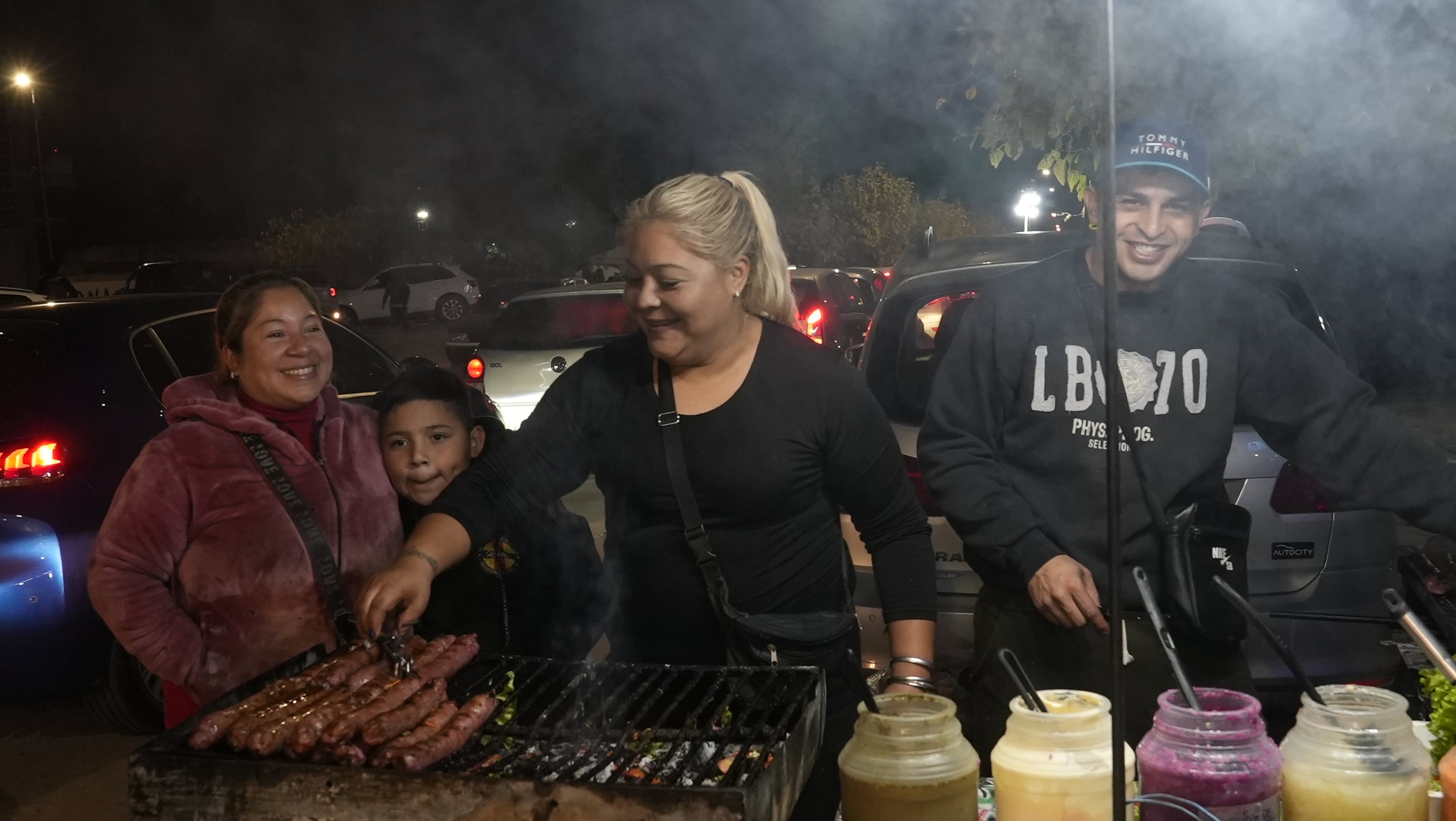 Noelia y Sergio, cuarta generación de choripaneros que se ganan la vida de manera independiente.