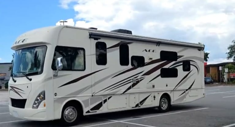 Nolo Sánchez mostró cómo es el motorhome que recorrerá 12 mil kilómetros en la Copa del Mundo.  Imagen: captura El Doce.