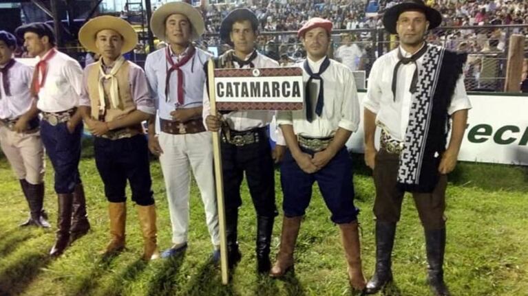 Norberto Cossutta- de boina roja- junto a sus amigos de la de Delegación de Catamarca.