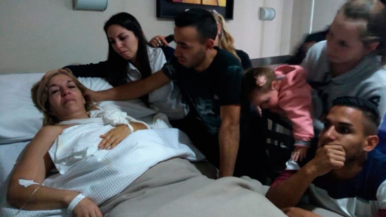 Norma Nazar junto a su familia luego de la cirugía. 