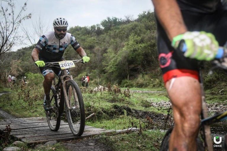 "Nosotros no somos VIH": el ciclista que pedalea contra el miedo y el prejuicio