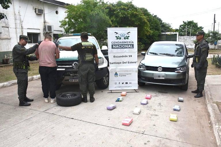 Notaron algo sospechoso en pleno control y encontraron kilos de droga al escanearle el auto