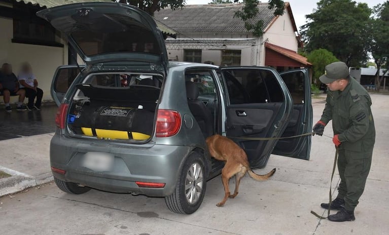 Notaron algo sospechoso en pleno control y encontraron kilos de droga al escanearle el auto