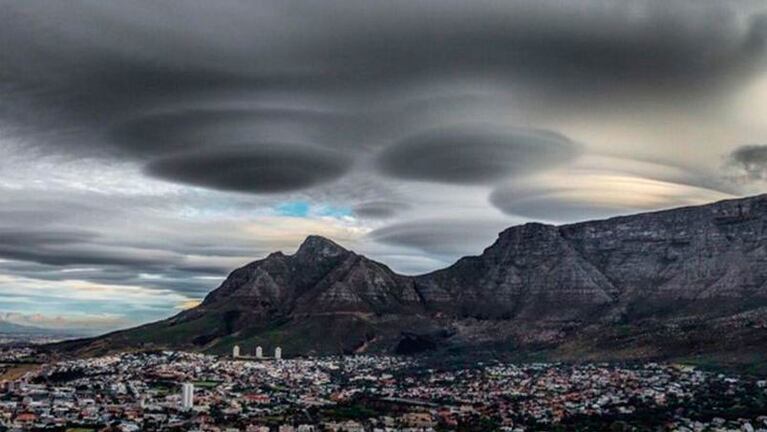 Nubes "ovnis" o nubes "alienígenas" aparecieron en Sudáfrica.