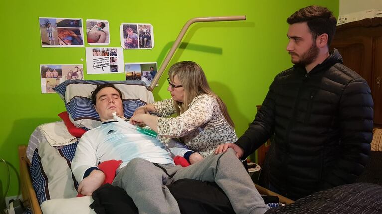 "Nuestro mundo se convirtió en cuatro paredes", dijo la mamá de Agustín.