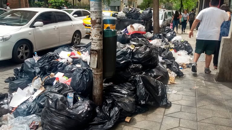 Nueva Córdoba amaneció tapada de basura.