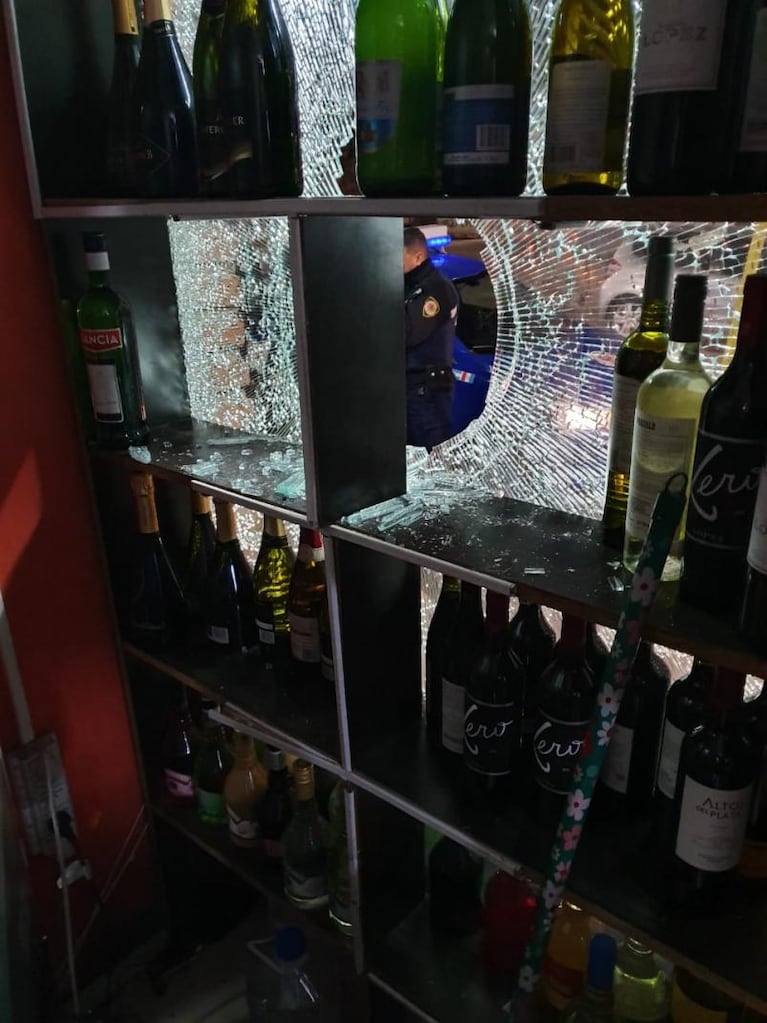 Nueva Córdoba: rompieron el vidrio de un kiosco, robaron alcohol y huyeron en auto