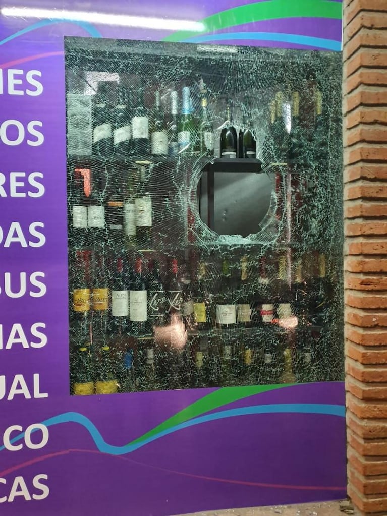 Nueva Córdoba: rompieron el vidrio de un kiosco, robaron alcohol y huyeron en auto