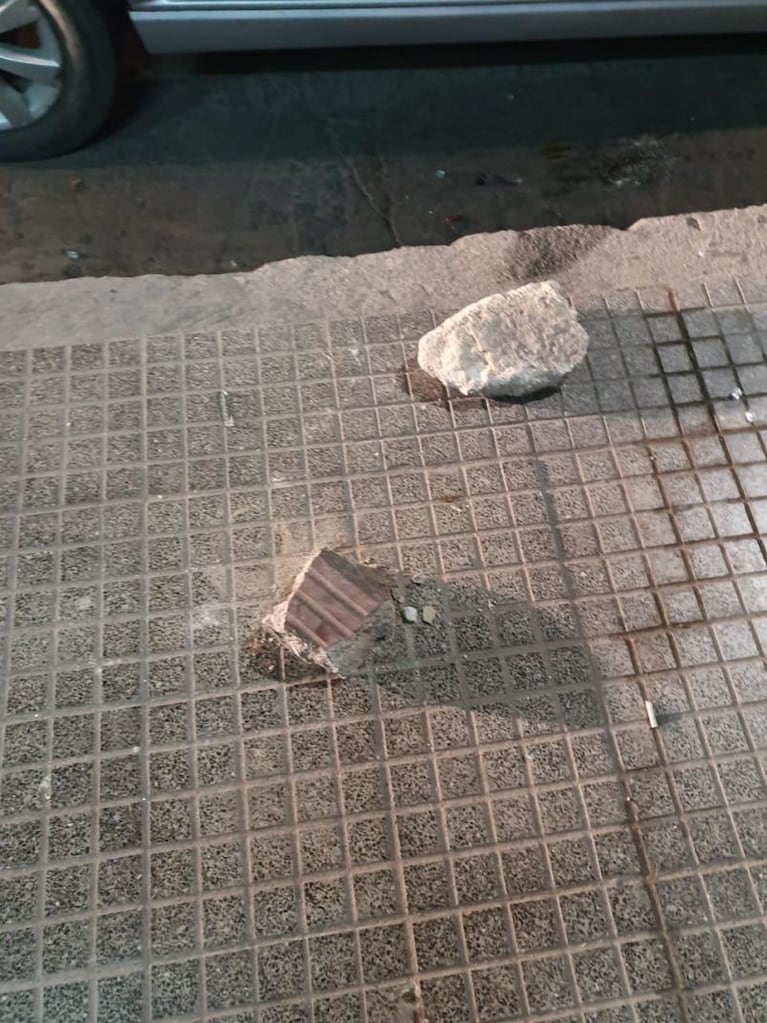 Nueva Córdoba: rompieron el vidrio de un kiosco, robaron alcohol y huyeron en auto