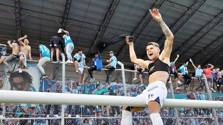 Nueva Italia está de fiesta: Racing ascendió a la Primera Nacional. Foto: Pablo Olivarez/El Doce.