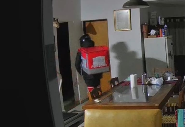 Nueva modalidad de robos azota a un barrio de Córdoba: delincuentes disfrazados de deliveries desvalijan casas