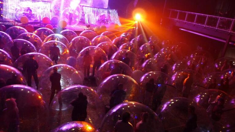 Nueva modalidad para los conciertos: en burbujas de plástico