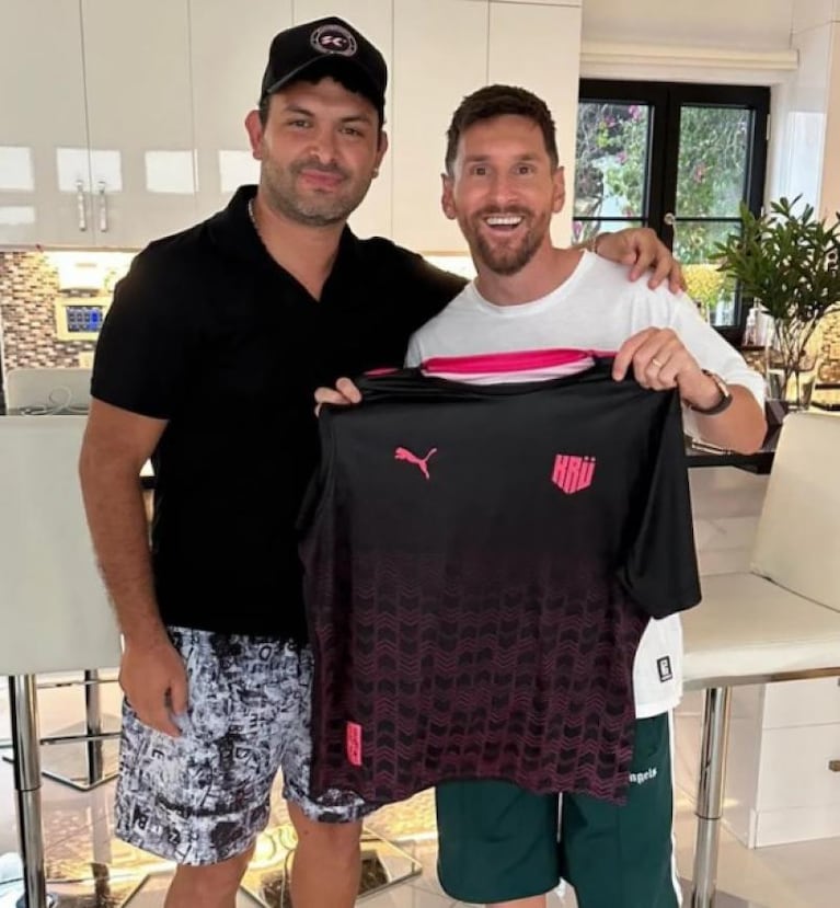 ¿Nuevo club? Una foto de Messi con la camiseta de un equipo revolucionó las redes