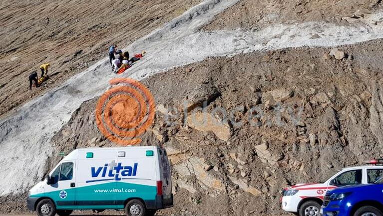 Nuevo puente: subió a la montaña, se cayó y terminó herido