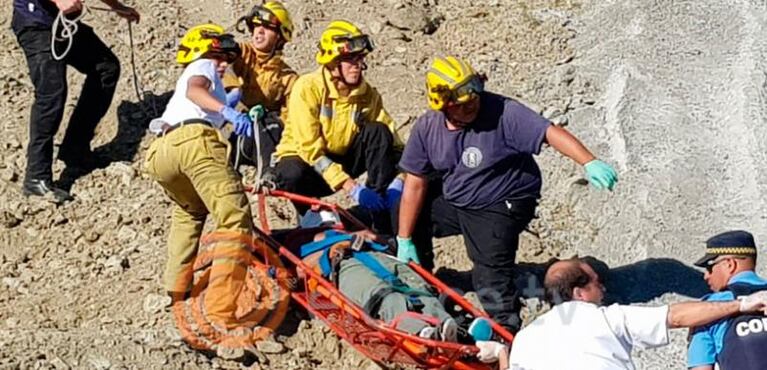 Nuevo puente: subió a la montaña, se cayó y terminó herido