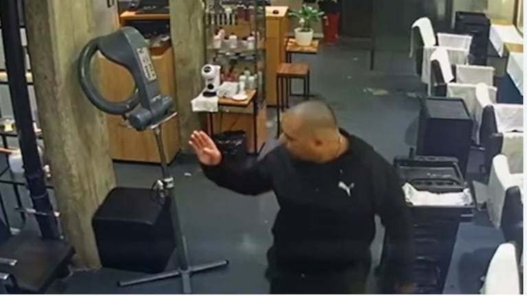 Nuevos videos del crimen del peluquero: así fue la frenética huida del asesino