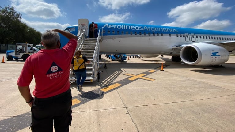 Numerosas ambulancias esperaron el aterrizaje del avión.