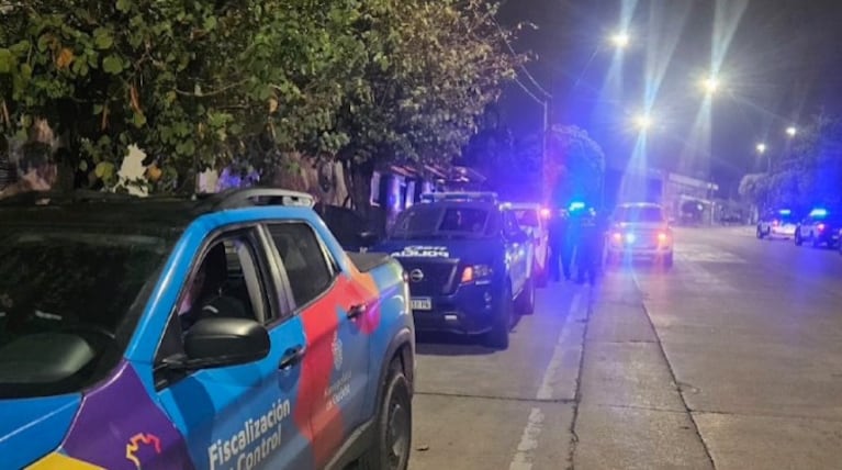 Numerosos móviles llegaron a la casa donde se realizaba la fiesta.