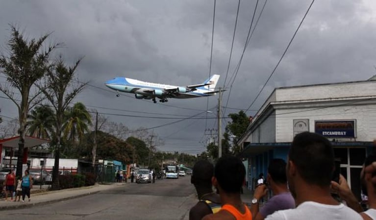 Obama aterrizó en Cuba para comenzar la visita histórica