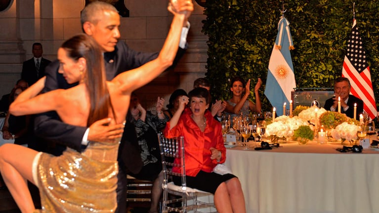 Obama bailando con Mora Godoy, ante los aplausos de Juliana Awada.