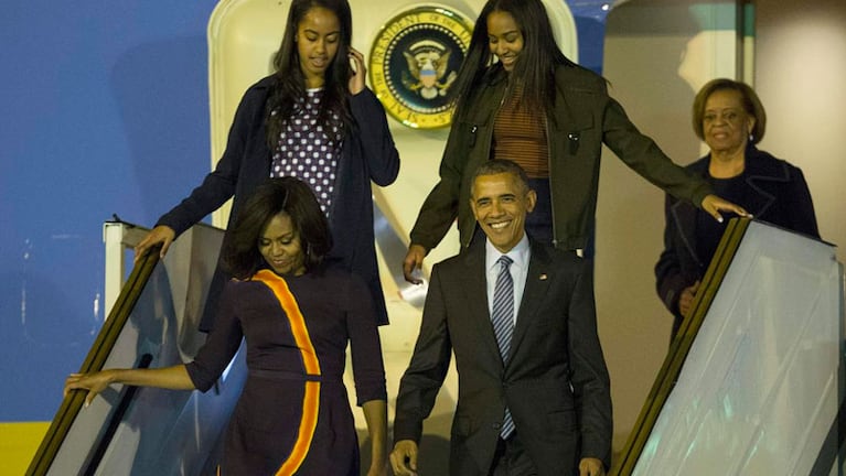 Obama descendió con su familia del Air Force One.