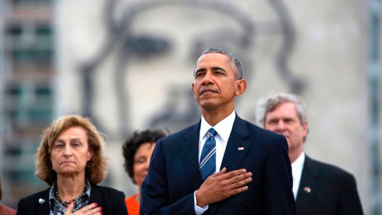 Obama escucha el himno de EE.UU. en Cuba. Detrás, lo "mira" el Che.