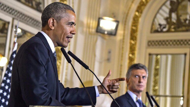 Obama habla y Macri lo escucha durante la conferencia en la Casa Rosada.