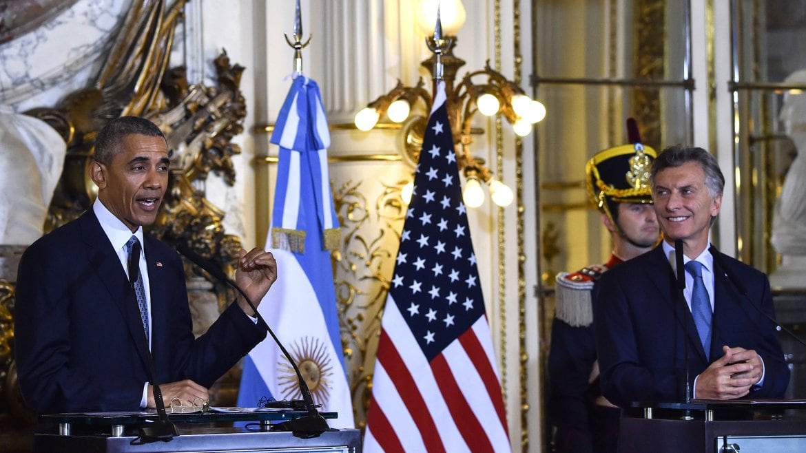 Obama habla y Macri lo escucha durante la conferencia en la Casa Rosada.