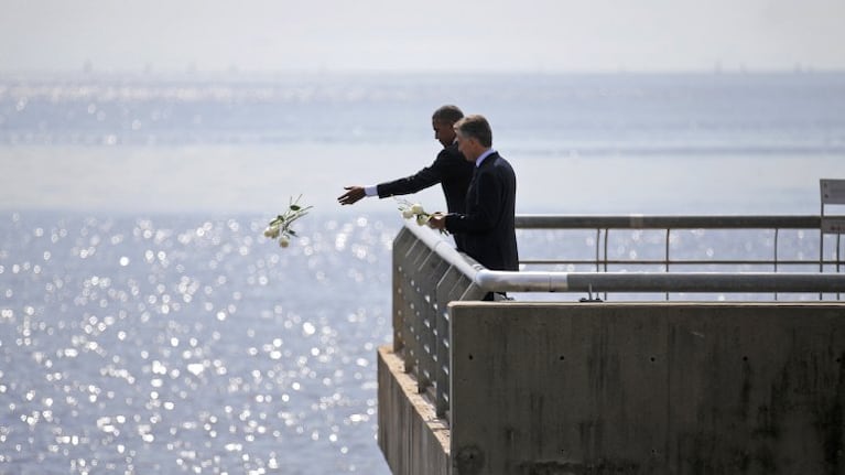 Obama, junto a Macri, arrojó flores al Río de la Plata.