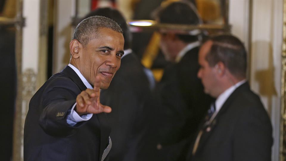 Obama saluda al ingresar a la Casa Rosada.