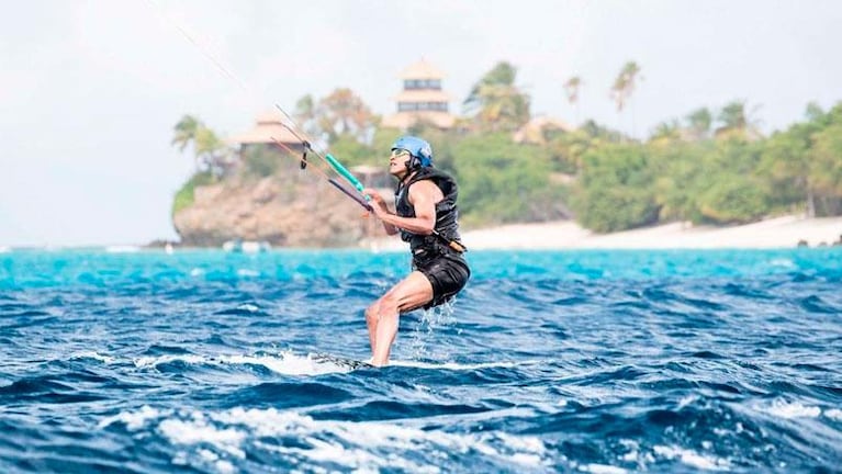 Obama se divierte haciendo kite surf en sus locas vacaciones