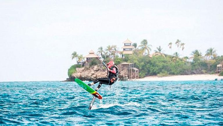 Obama se divierte haciendo kite surf en sus locas vacaciones