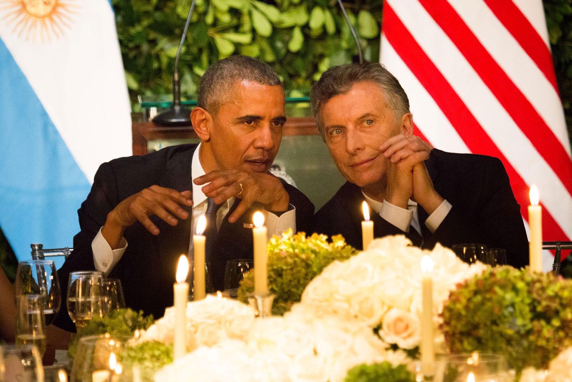 Obama y Macri hablando durante la cena de gala. 