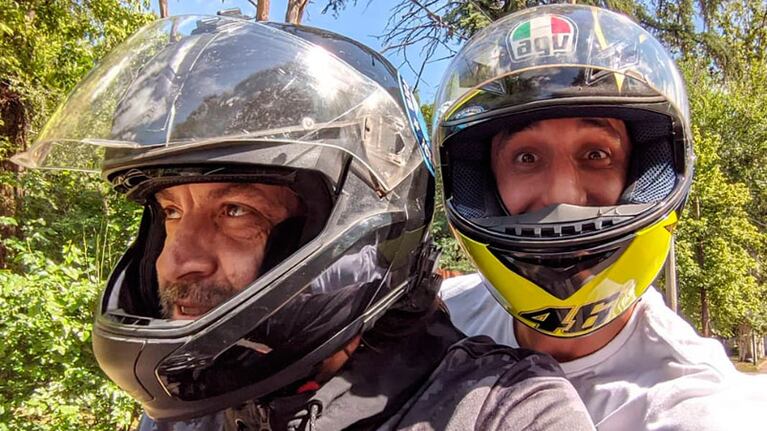 Oberto, el motocilclista. Ginóbili, el acompañante.