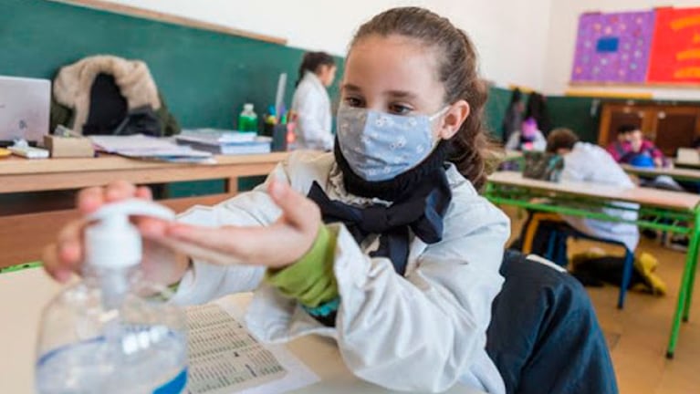 Objetivos 2021: docentes inmunizados y clases presenciales en Argentina.