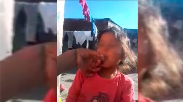 Obliga a nena de 4 años a fumar un porro