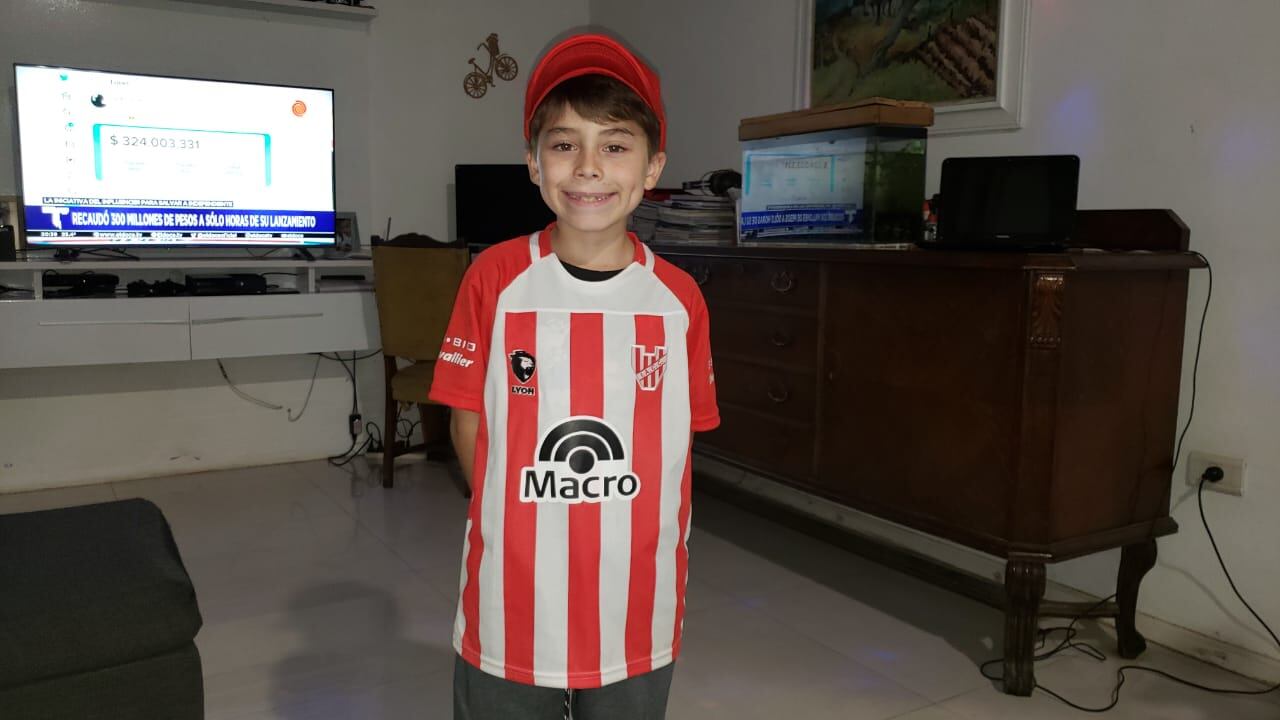 Octavio, con la camiseta de Instituto en su casa. Foto: Néstor Ghino/El Doce.