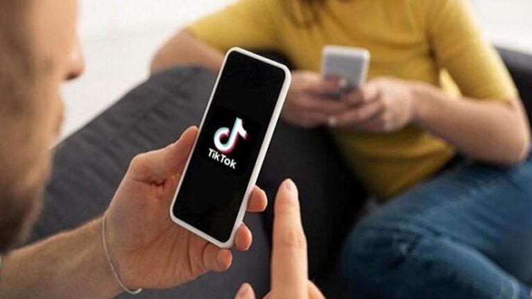 Ofrecen 100 dólares por hora como observador profesional de TikTok